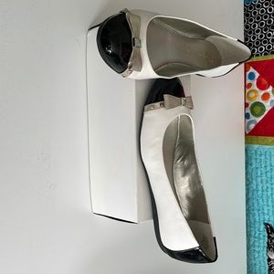 Anne Klein black patten/White